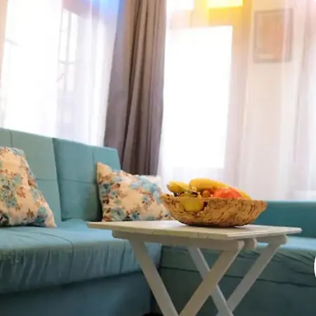 Apartment 3 Storey Historical Retro Decorated House *